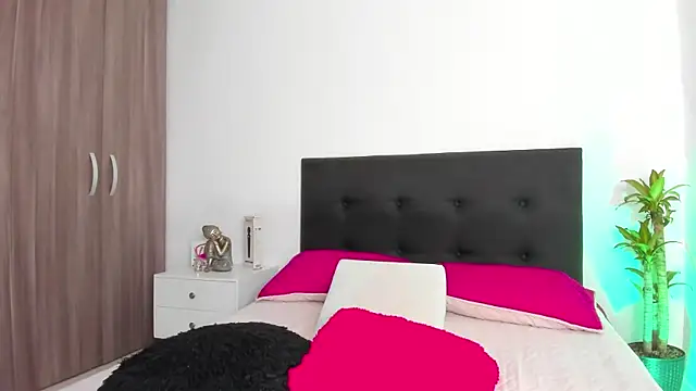 Snapshot of LaylaJewel chatting on December 2024 04:09:02 PM LaylaJewel online show from December 2024 04:09:02 PM