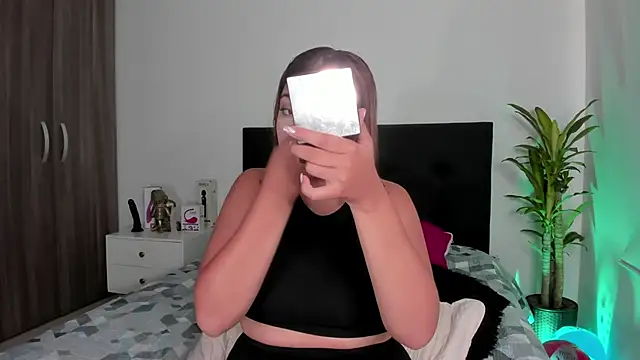 Snapshot of LaylaJewel chatting on February 2025 04:04:01 PM LaylaJewel online show from February 2025 04:04:01 PM