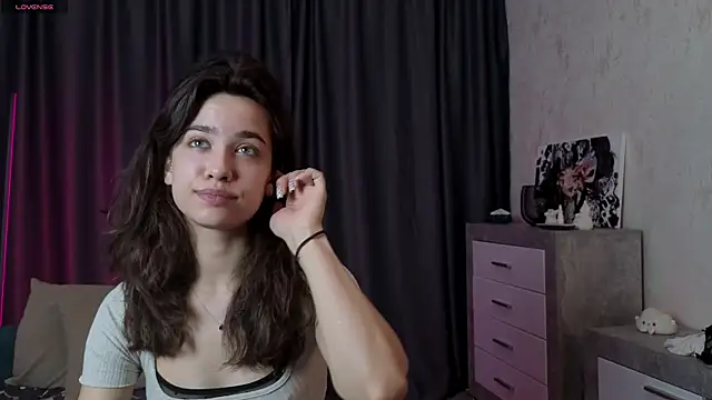 EmeliaReaper online show from November 2025 05:00:01 PM