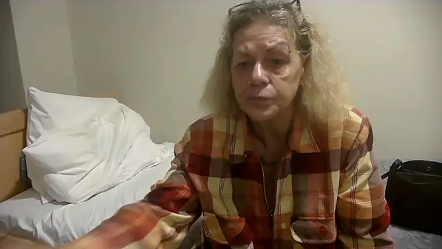 housewife shantie online show from October 2025 08:57:02 AM