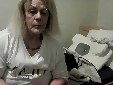 housewife shantie online show from November 2025 03:19:02 PM