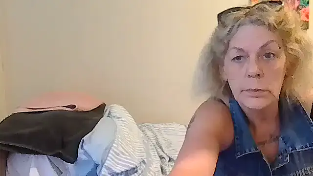 Snapshot of housewife_shantie chatting on May 2026 11:48:02 AM housewife shantie online show from May 2026 11:48:02 AM
