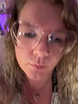 Snapshot of CurvyAnonymousGirl89 chatting on February 2026 05:02:01 PM CurvyAnonymousGirl89 online show from February 2026 05:02:01 PM