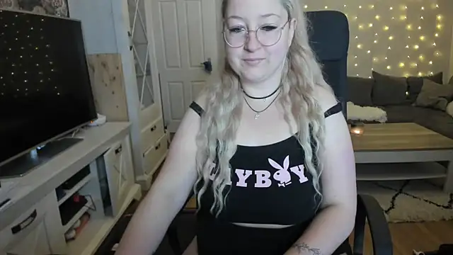 Snapshot of Lillyloo_ chatting on October 2025 03:48:02 AM Lillyloo online show from October 2025 03:48:02 AM