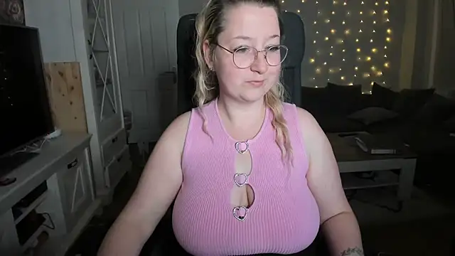 Snapshot of Lillyloo_ chatting on November 2025 07:56:02 PM Lillyloo online show from November 2025 07:56:02 PM