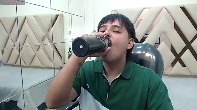 Snapshot of AndrewPherson chatting on January 2025 01:48:01 PM AndrewPherson online show from January 2025 01:48:01 PM