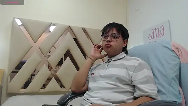 Snapshot of AndrewPherson chatting on January 2025 12:37:01 PM AndrewPherson online show from January 2025 12:37:01 PM