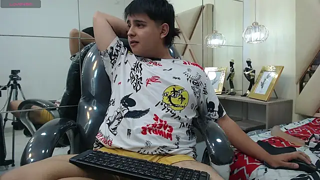 Snapshot of AndrewPherson chatting on January 2025 03:58:01 PM AndrewPherson online show from January 2025 03:58:01 PM