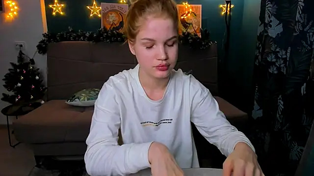 Xloe Queen online show from December 2024 06:33:01 PM