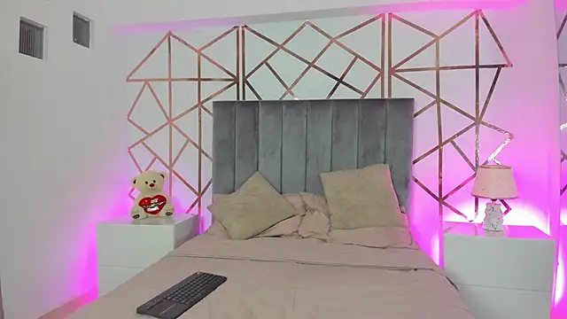 Giselle Roldan online show from March 2025 12:00:01 PM