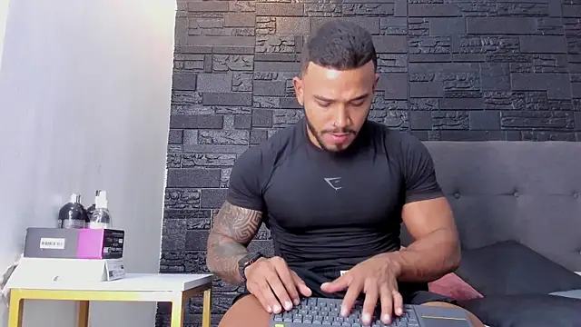 Snapshot of bruno_miller_ chatting on October 2025 09:37:01 PM bruno miller online show from October 2025 09:37:01 PM