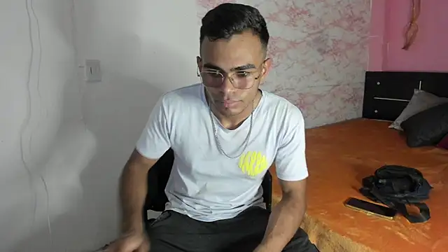 Snapshot of alessandro_2005 chatting on February 2025 07:10:02 PM alessandro 2005 online show from February 2025 07:10:02 PM