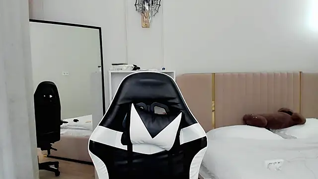 may mia online show from November 2025 03:40:02 AM