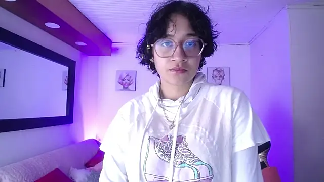 Lili Gomez  online show from November 2025 01:00:02 PM