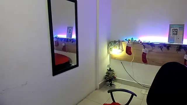 Snapshot of Emyli_rousse_ chatting on December 2024 06:18:02 PM Emyli rousse online show from December 2024 06:18:02 PM