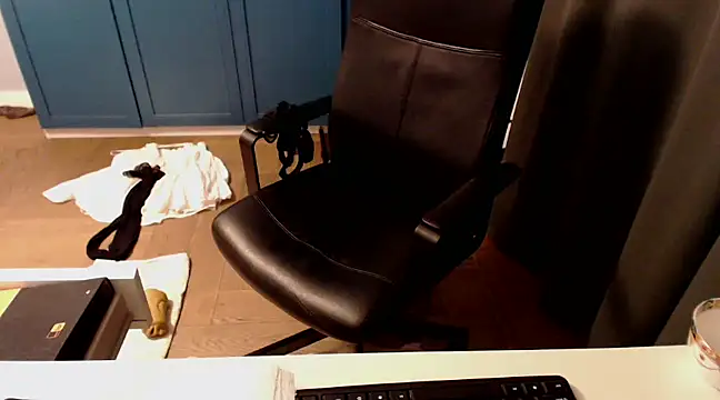 Snapshot of CuteMan33 chatting on March 2025 01:10:01 AM CuteMan33 online show from March 2025 01:10:01 AM