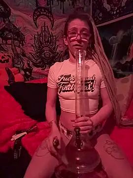 Snapshot of Stonermama666420 chatting on January 2026 03:44:01 AM Stonermama666420 online show from January 2026 03:44:01 AM