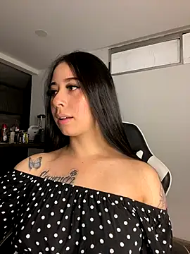 Snapshot of Zoee_t chatting on December 2025 12:05:01 AM Zoee t online show from December 2025 12:05:01 AM