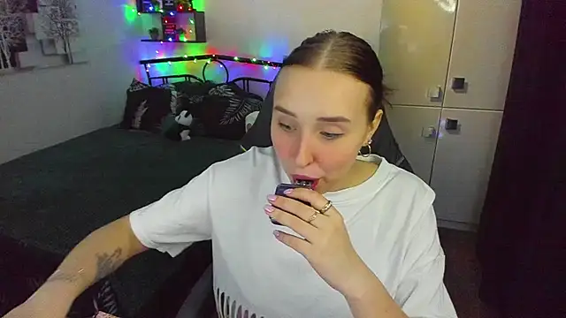 LinaTruly online show from February 2026 10:40:01 PM