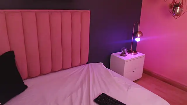 CrystalWoods94 online show from November 2025 03:49:01 PM