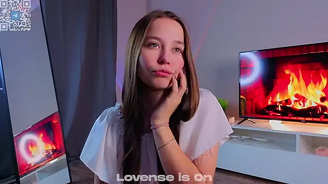 FalineDowlen online show from November 2025 02:00:02 AM