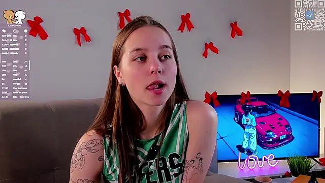 Snapshot of FalineDowlen chatting on February 2026 01:46:01 AM FalineDowlen online show from February 2026 01:46:01 AM