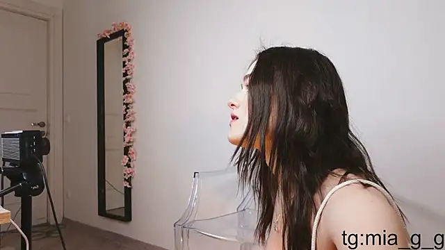 Mia Mia M online show from December 2025 06:55:02 AM