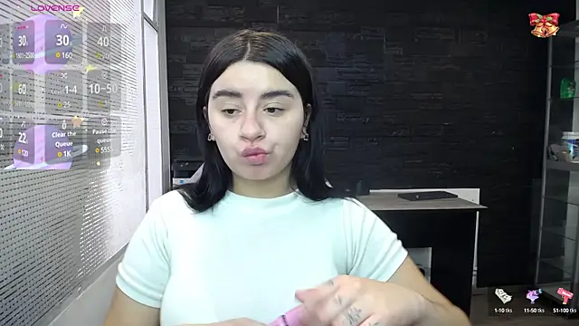 Snapshot of SaraBraun_ chatting on December 2024 01:53:02 PM SaraBraun online show from December 2024 01:53:02 PM