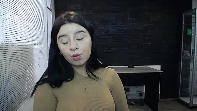 Snapshot of SaraBraun_ chatting on December 2024 01:06:02 PM SaraBraun online show from December 2024 01:06:02 PM