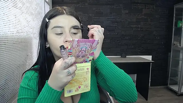 Snapshot of SaraBraun_ chatting on January 2025 01:25:02 PM SaraBraun online show from January 2025 01:25:02 PM