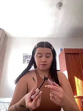 Snapshot of SaraBraun_ chatting on January 2025 01:32:02 PM SaraBraun online show from January 2025 01:32:02 PM