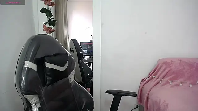 Snapshot of SaraBraun_ chatting on March 2025 08:10:01 PM SaraBraun online show from March 2025 08:10:01 PM