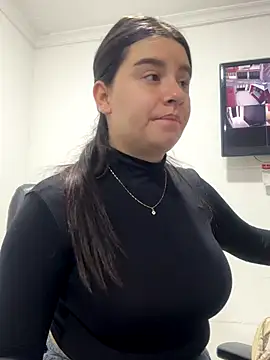 Snapshot of SaraBraun_ chatting on October 2025 02:18:02 PM SaraBraun online show from October 2025 02:18:02 PM