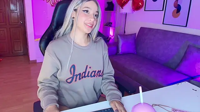 Snapshot of EmmaJhonnsson chatting on February 2025 04:05:01 AM EmmaJhonnsson online show from February 2025 04:05:01 AM