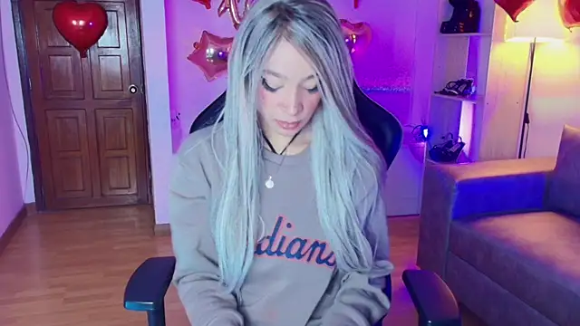 Snapshot of EmmaJhonnsson chatting on February 2025 08:28:01 PM EmmaJhonnsson online show from February 2025 08:28:01 PM