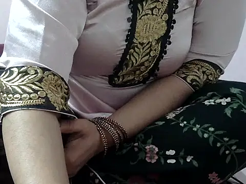 Housewife12 online show from December 2025 11:18:01 AM