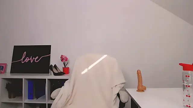 Lia Benini online show from March 2025 01:17:01 PM