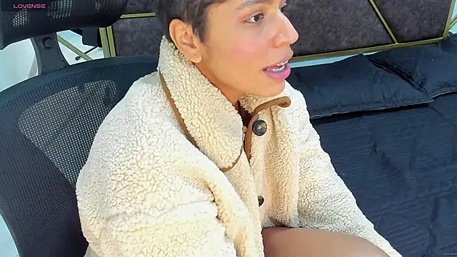 Snapshot of AbrilSonne chatting on January 2025 01:56:01 AM AbrilSonne online show from January 2025 01:56:01 AM