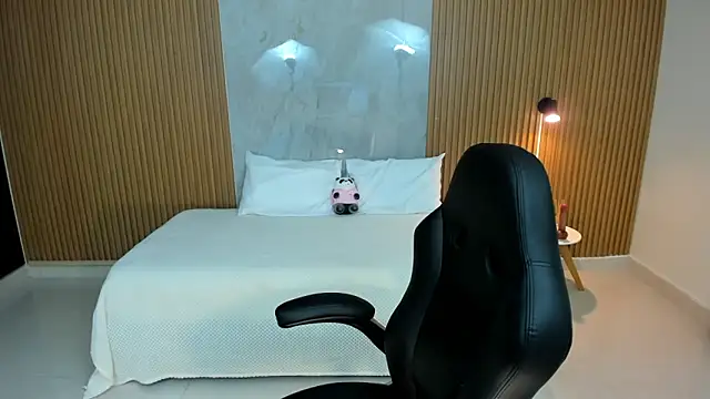 martina roldam online show from October 2025 10:01:01 PM