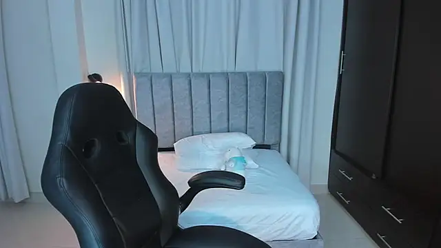 martina roldam online show from November 2025 04:45:02 AM