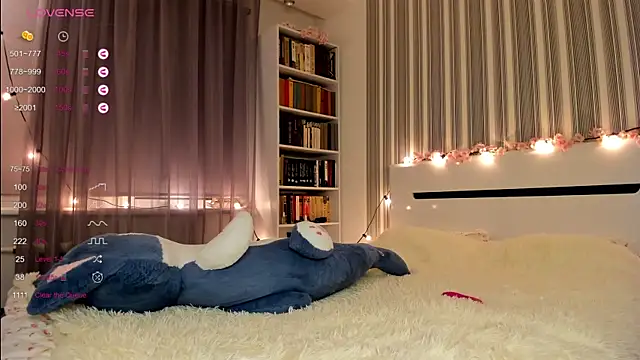 Awwwrora online show from January 2025 05:00:02 PM