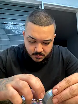 Snapshot of El_Titan1998 chatting on November 2025 09:35:01 PM El Titan1998 online show from November 2025 09:35:01 PM