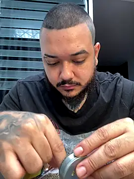 Snapshot of El_Titan1998 chatting on November 2025 12:05:02 PM El Titan1998 online show from November 2025 12:05:02 PM