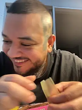 Snapshot of El_Titan1998 chatting on November 2025 10:32:01 PM El Titan1998 online show from November 2025 10:32:01 PM