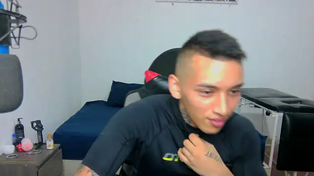 Snapshot of David_Adams2003 chatting on January 2025 03:32:02 PM David Adams2003 online show from January 2025 03:32:02 PM