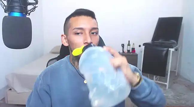 Snapshot of David_Adams2003 chatting on March 2025 01:48:01 PM David Adams2003 online show from March 2025 01:48:01 PM