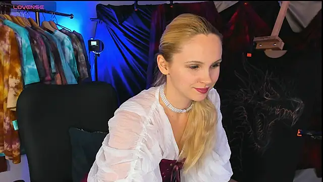 Anna Corsets online show from October 2025 01:22:02 PM