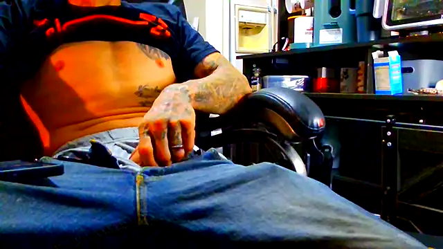 JamesMichael88 online show from April 2026 04:23:01 PM