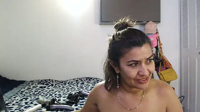 Snapshot of CamilaLix chatting on March 2025 02:04:02 AM CamilaLix online show from March 2025 02:04:02 AM