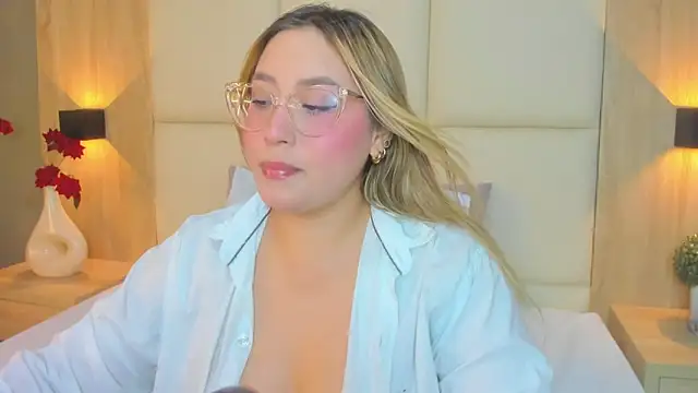 Snapshot of antonella_cutie_ chatting on April 2026 12:18:02 PM antonella cutie online show from April 2026 12:18:02 PM